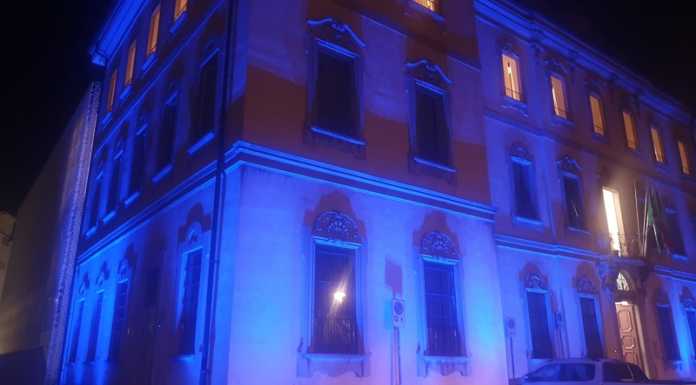 Merate, giornata autismo: il Municipio s’illumina di blu. E un video promo di una mostra sul tema