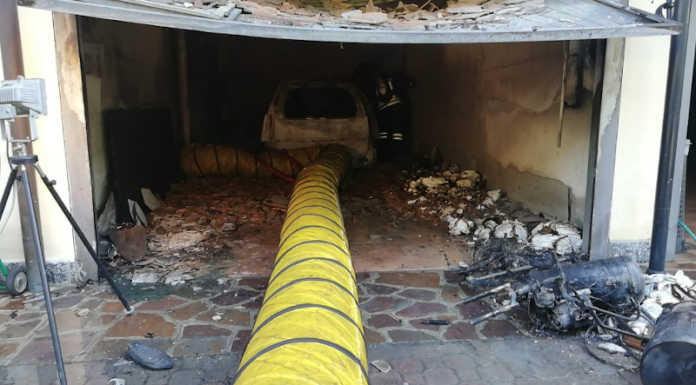 Montevecchia, auto a fuoco in un box: paura per un’anziana
