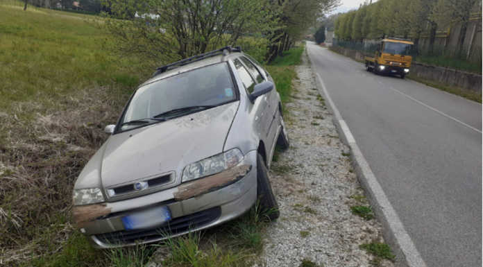 Valgreghentino, auto finisce fuori strada in via Moro