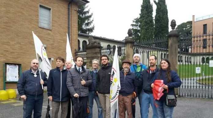 Galbiate e Villa Serena, il M5S lancia una petizione contro la vendita Un precedente presidio (pre-Covid) del Movimento Cinque Stelle di fronte a Villa Seren