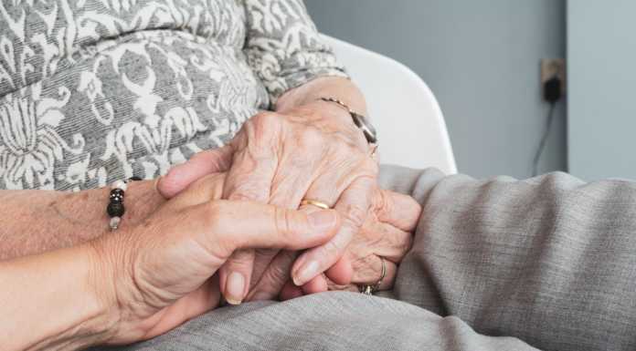 Badanti: assunzioni in calo. “Cautela in tempo di Covid e richieste di tamponi”