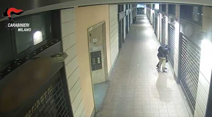 Milano, bomba carta contro il negozio per minacciare il testimone al processo