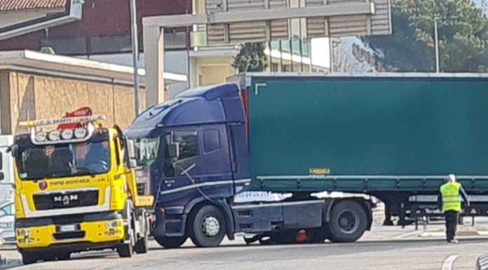 Incidente nel tunnel e un camion in panne a Pescate: code verso Lecco