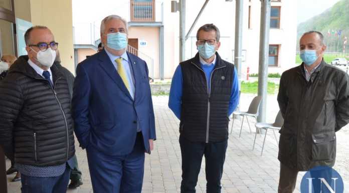 Barzio. Aperto il centro vaccinale: tre le linee attive, oltre 430 dosi al giorno Il dottor Enrico Frisone, il dottor Paolo Favini, Fabio Canepari e Giovanni Arrigoni Battaia