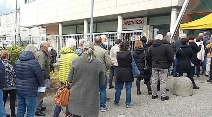 In coda per vaccinarsi al PalaTaurus, Asst: “Nessun intoppo nell’organizzazione”