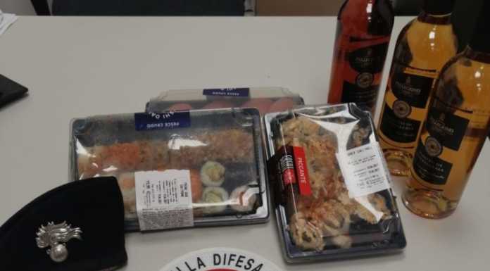 Erba, tenta di rubare sushi e alcol. Scoperta, aggredisce i vigilantes del market