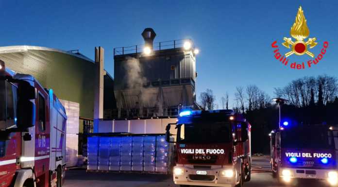 Lomagna. Incendio in un’azienda di lavorazione del legno, spento dai pompieri