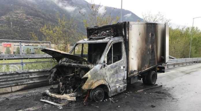 Colico. Furgone prende fuoco al Trivio di Fuentes