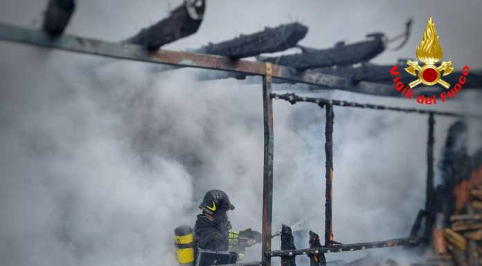 Merate, a fuoco una legnaia, intervengono i pompieri