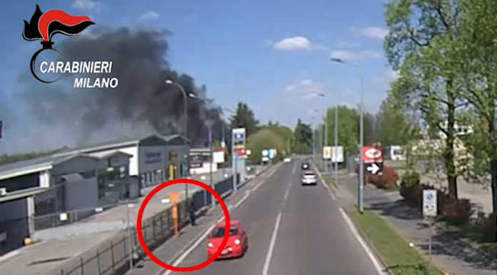 Licenziato, appicca un incendio che distrugge 14 mezzi per la raccolta rifiuti (VIDEO)