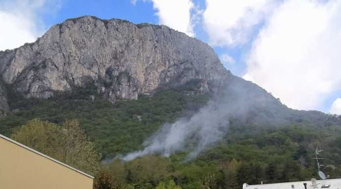 Fiamme ai piedi del San Martino, domate dai Vigili del Fuoco