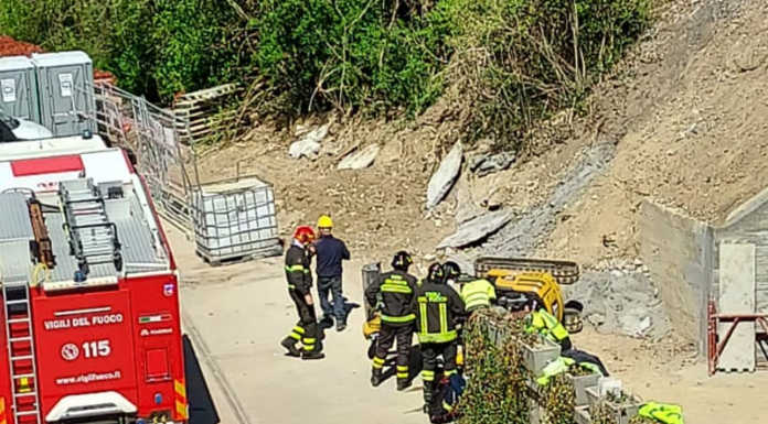 Garbagnate Monastero. Incidente sul lavoro, 49enne si ribalta con una ruspa