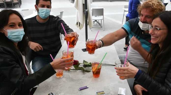 Zona Gialla, tornano pranzi e aperitivi fuori casa. I lecchesi: “Un po’ di normalità”