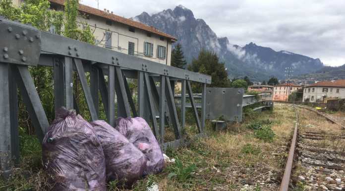 La segnalazione: “Una discarica di rifiuti lungo i binari della ferrovia”