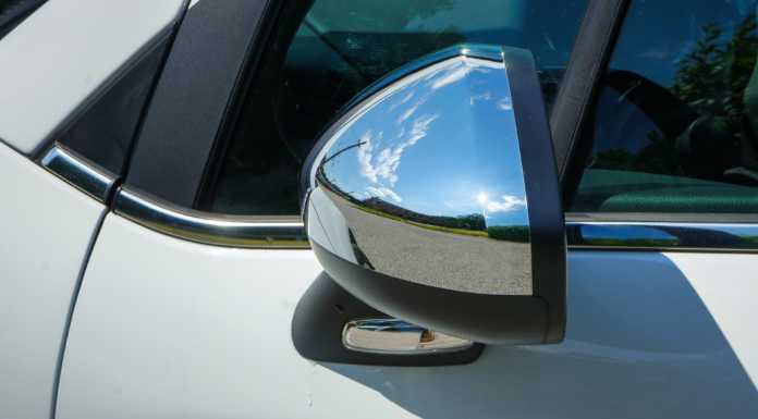 Nibionno, truffa dello specchietto: pensionato minacciato e raggirato specchietto auto - pixabay