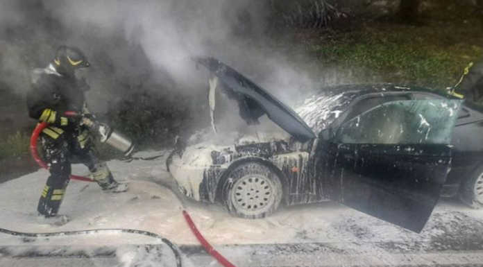 Suello, auto in fiamme all’uscita della SS36, in posto i Vigili del Fuoco
