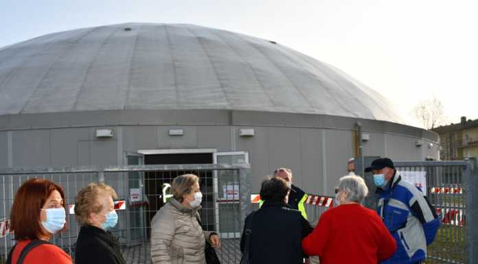 Vaccini agli anziani, apre il PalaBachelet. I sindaci: “Resti aperto anche in futuro”