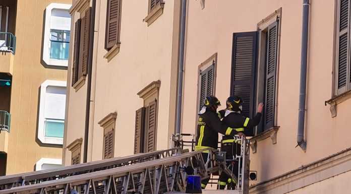 Lecco. Imposte pericolanti a causa del vento, arrivano i pompieri
