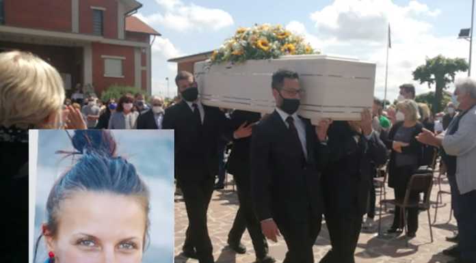 Casatenovo si ferma per l’addio alla giovane mamma Francesca: “Il nostro girasole”