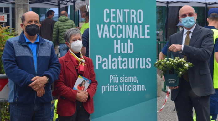 Il regalo speciale della Pol. Monte Marenzo e degli Amici di Giusy per dire grazie Angelo Fontana, Maristella Hoppler e il dottor Luca Sesana