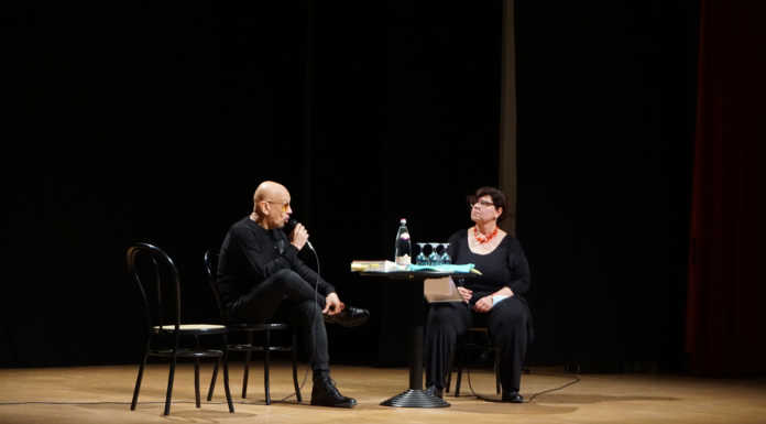 Mandello, Enrico Ruggeri inaugura il Festival della Letteratura Enrico Ruggeri sul palco del teatro de Andre di Mandello