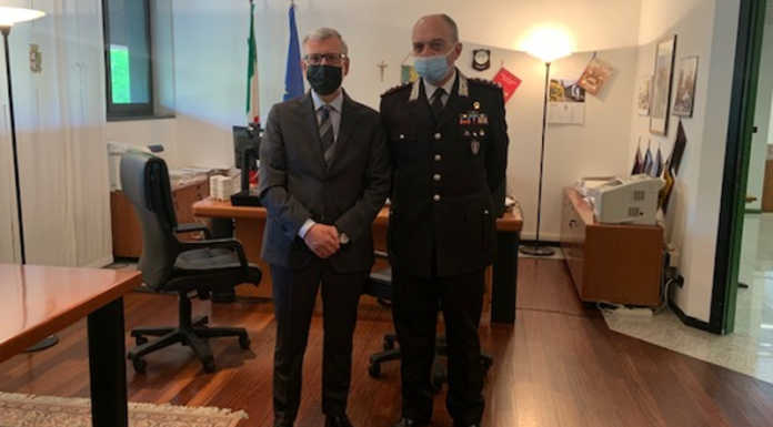 Il Prefetto De Rosa riceve la visita del comandante interregionale dei Carabinieri Il Prefetto di Lecco Castrese De Rosa e il Comandante Interregionale Carabinieri, Claudio Vincelli