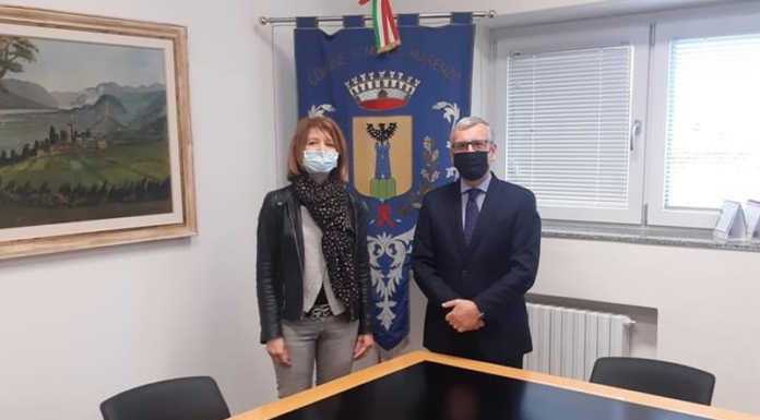 Il Prefetto in visita al comune di Monte Marenzo e alla ditta Kong Il sindaco Paola Colombo e il Prefetto Castrese De Rosa