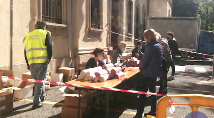 Merate, ultima chiamata per il ritiro del sacco rosso per la raccolta rifiuti Distribuzione sacco rosso Merate