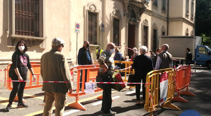 Merate, raccolta dei rifiuti: ultimi giorni per il ritiro del sacco rosso Distribuzione sacco rosso