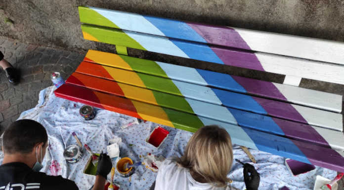Merate, in piazza Italia arriva la panchina arcobaleno Panchina arcobaleno