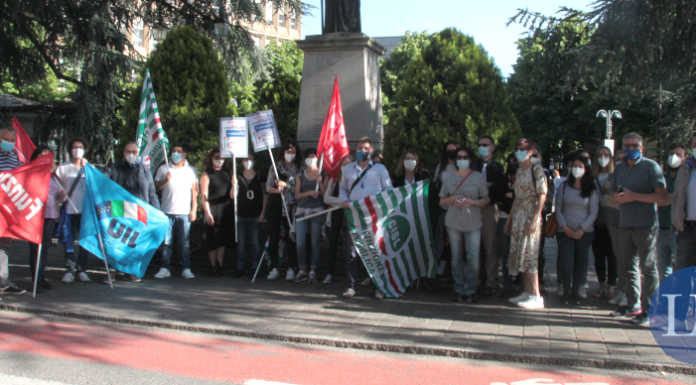 Retesalute, presidio dei lavoratori fuori dal Comune durante l’assemblea dei soci