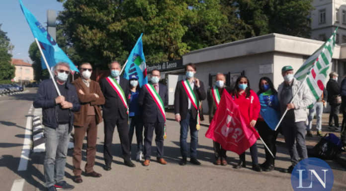 Ospedale di Merate, anche i sindaci al presidio: “No al ridimensionamento”