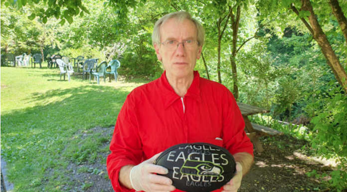 Paderno, il pallone da rugby finisce nel Naviglio: lo recupera il custode del Santuario Fiorenzo Mandelli custode del Santuario Rocchetta