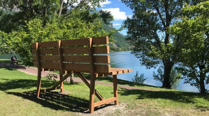 Al parco Addio Monti di Pescate spunta una panchina gigante Panchina gigante pescate