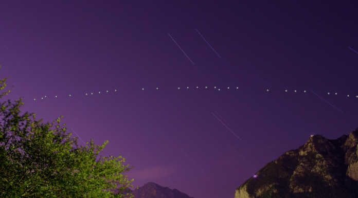 Ufo? Per nulla. Ecco cos’è quella fila di puntini luminosi avvistata in cielo I satelliti di Starlink sopra il cielo di Lecco nella fotografia di Matteo Ratti