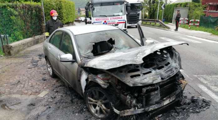 Ballabio, auto va a fuoco sulla provinciale. Intervengono i pompieri ballabio - auto incendio fiamme