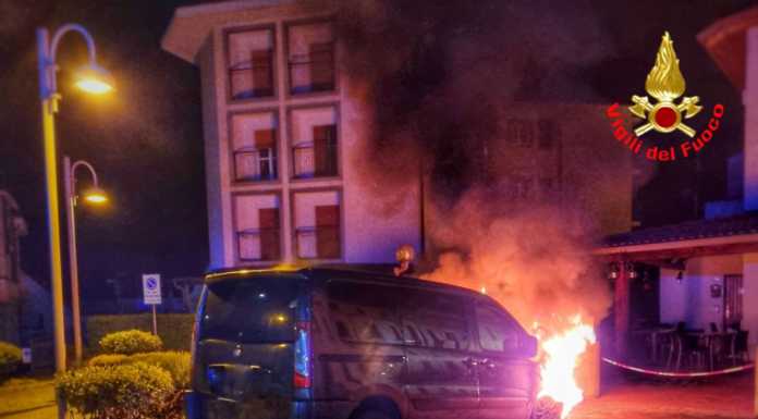 Ballabio. Furgone in fiamme, Vigili del Fuoco la lavoro furgone fiamme