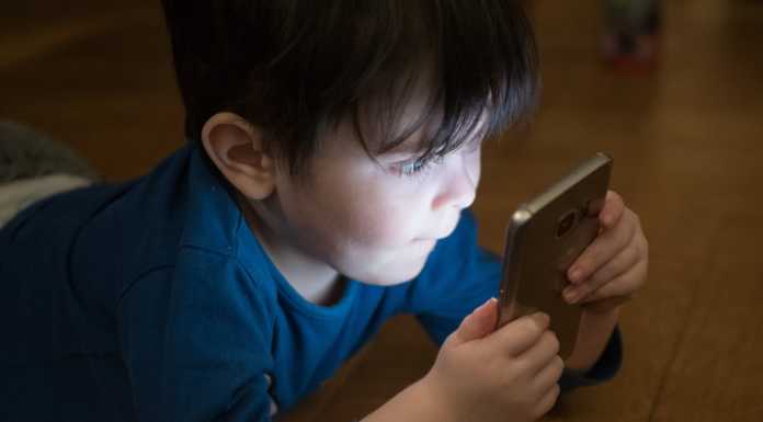 Patti digitali: buoni codici di comportamento per un uso responsabile della tecnologia bambini bimbi smartphone tecnologia pixabay