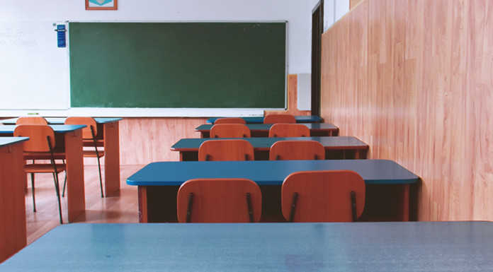 Che fare delle aule scolastiche in sovrappiù per il decremento demografico? banchi scuola