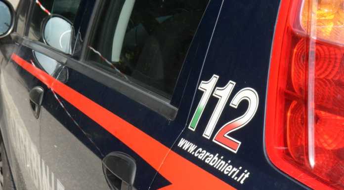 Scappa sul tetto di casa e minaccia di buttarsi per non farsi arrestare carabinieri - generica
