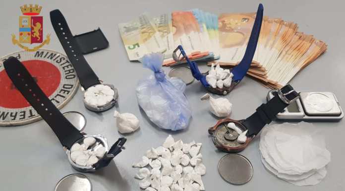 Milano, cocaina nascosta nell’aspirapolvere e negli orologi. Arrestato pusher