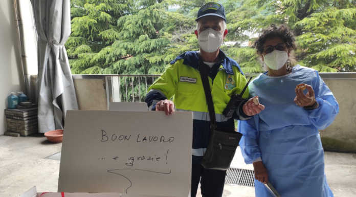 Al centro vaccini del Palataurus un “dolce” ringraziamento a medici e infermieri dono pasticcini centro vaccini palataurus