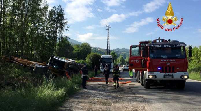 Oggiono, escavatore si ribalta sulla provinciale. Nessun ferito