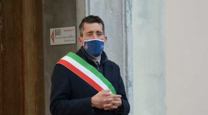 A Mandello per ora niente mascherina all’aperto. Il sindaco: “Valuteremo” riccardo fasoli sindaco mandello festa bandiera