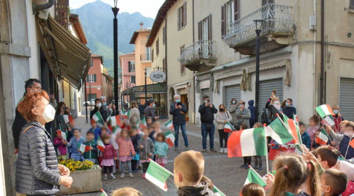 Mandello festeggia la bandiera con i bimbi degli asili. Nove cittadinanze civiche festa bandiera mandello asili 2021