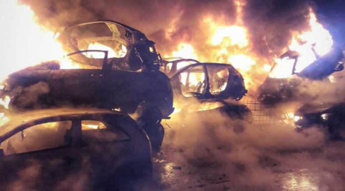 Paderno. Incendio allo sfasciacarrozze, decine di carcasse d’auto a fuoco incendio autodemolizio sfasciacarrozze paderno 16 maggio