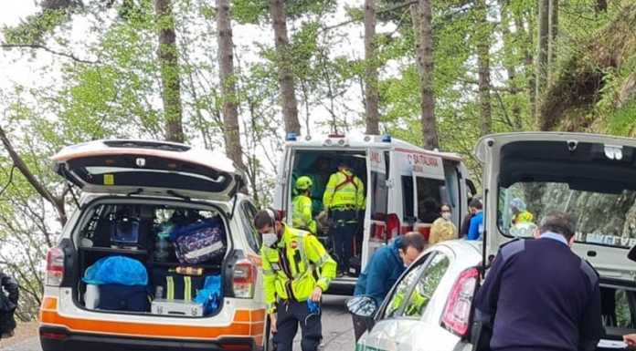 Schianto lungo i tornanti per i Resinelli, soccorso motociclista