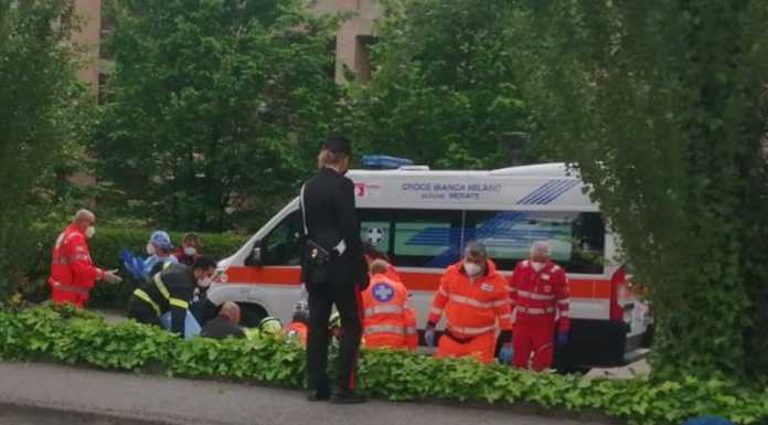 Merate. Incidente in via degli Alpini, auto travolge una mamma e i due figli Merate incidente