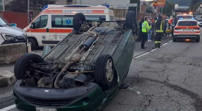 Pescate. Brutto incidente in via Roma, un’auto si ribalta Incidente Pescate