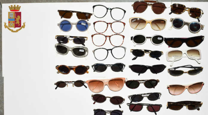 Cento paia di occhiali in auto: 22enne denunciato per ricettazione occhiali sequestrati polizia lecco